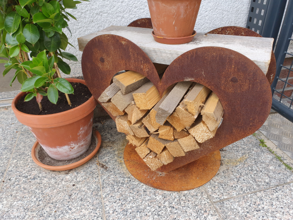 Edelrost Kaminholzregal Herz 63cm Brennholzregal Kaminholz Metall Feuerholzregal